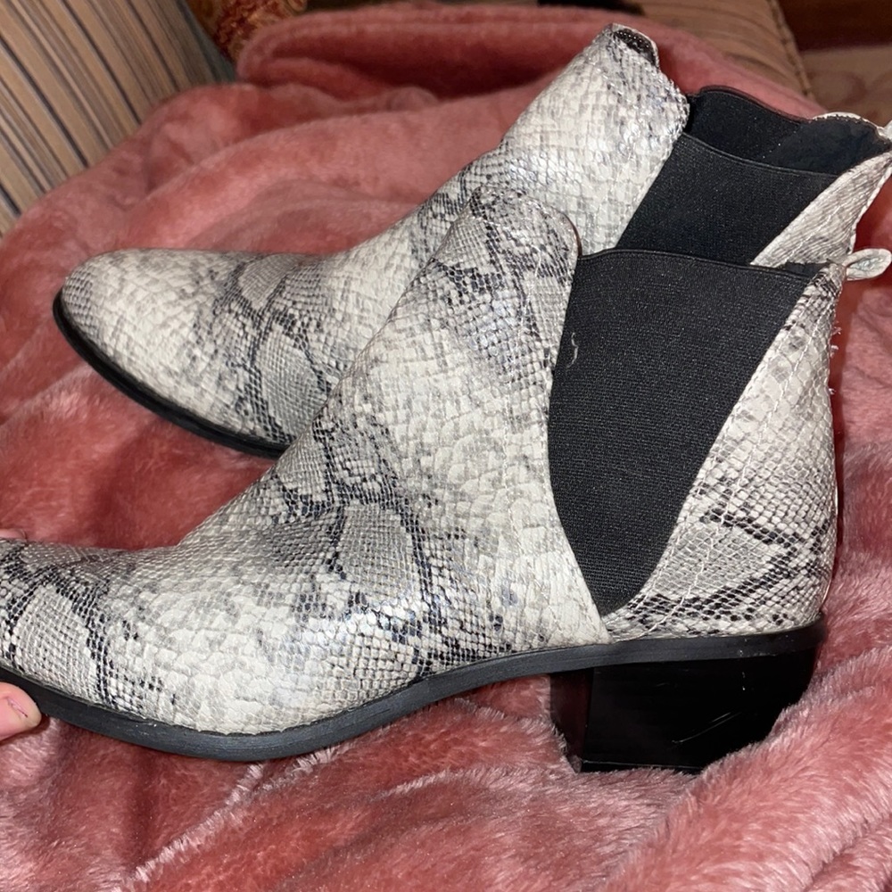 cute womens boots size 9 fit small fit like 8 or 8 1/2